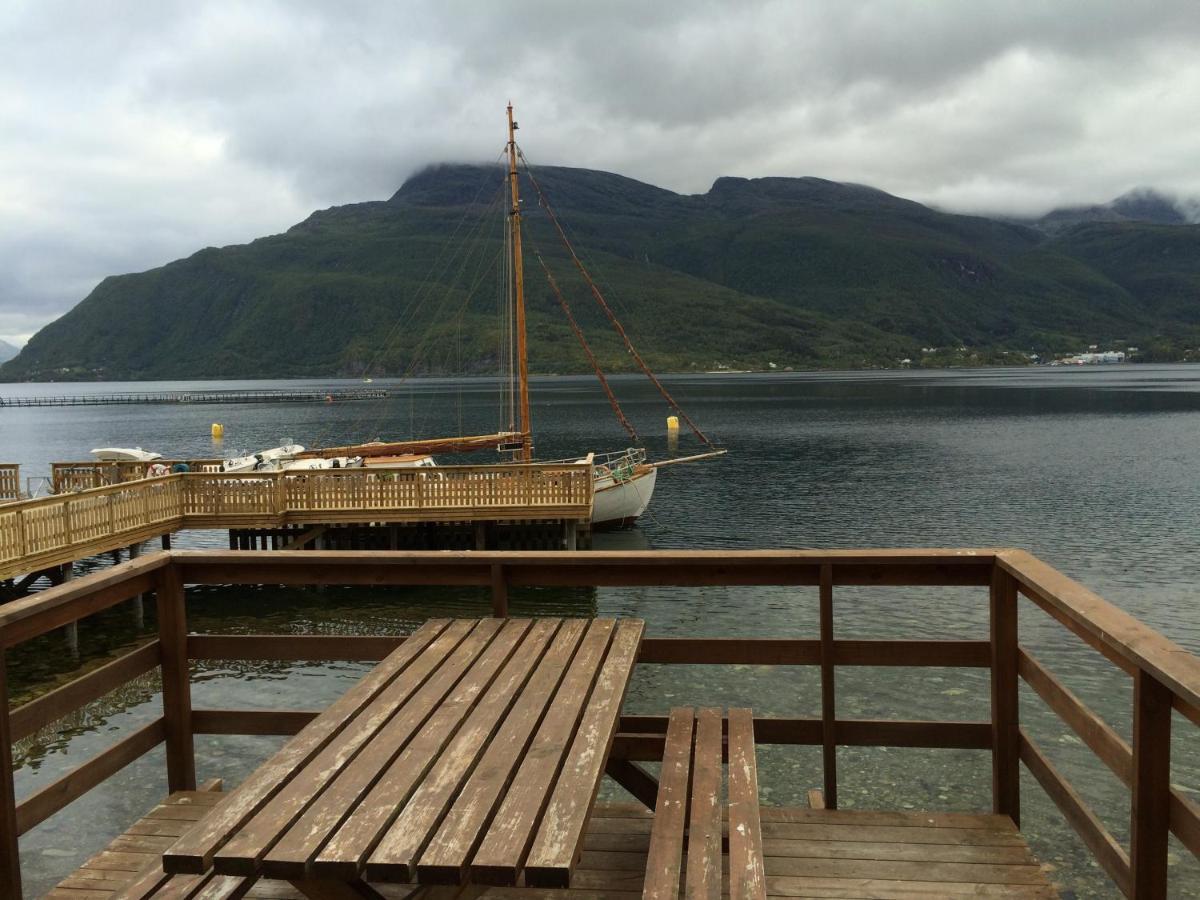 Отель Elvegard Fjordcamp Grov Экстерьер фото